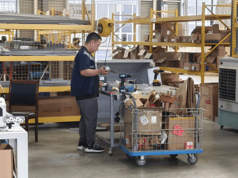 熱浪滾滾，他們?cè)诟邷刂?逆行